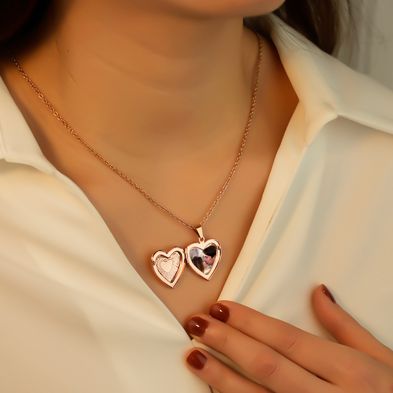 Personalized Locket Necklace C - огляд і ціна Heart Locket Necklace Photo
