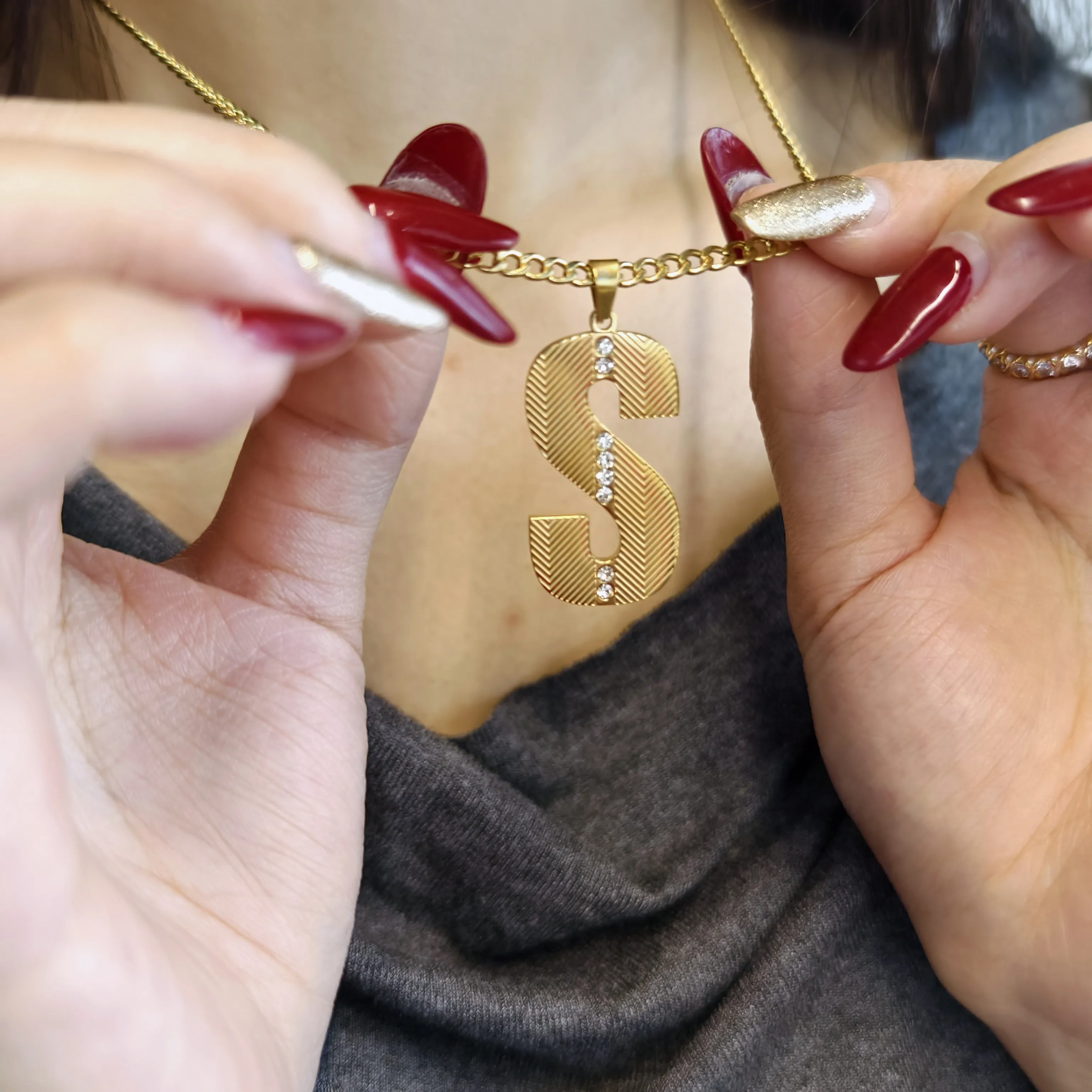 18K GOLD VERMEIL TEXTURE INITI - огляд і ціна Initial Letter Necklace 18K Gold